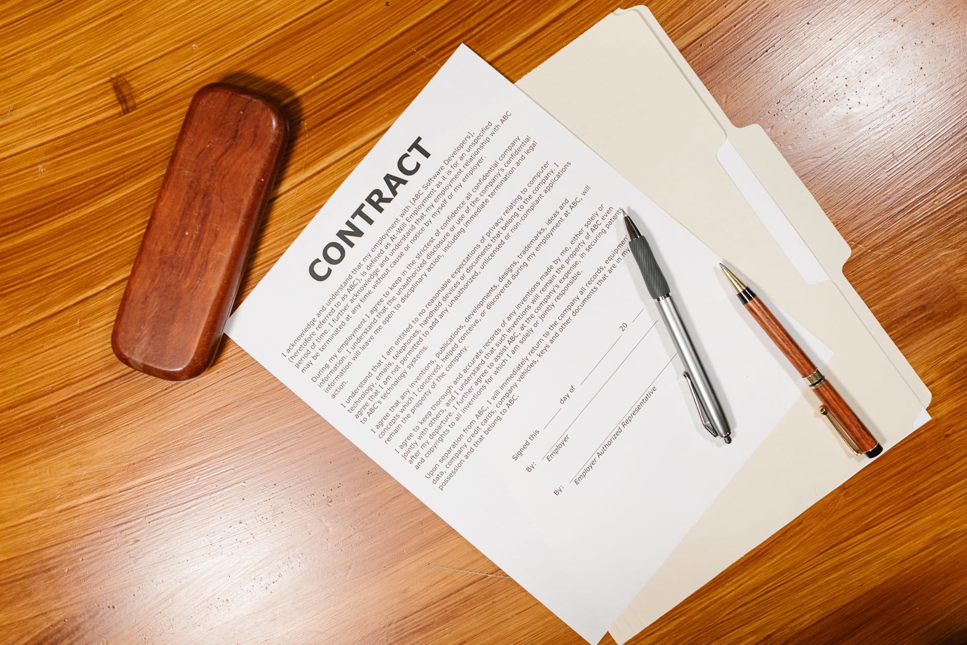 Contract met een pen op een bureau
